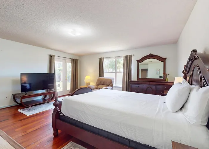 Gorgeous Pet Friendly Coastal With Plenty Of Space And Easy Access Holiday home Pensacola